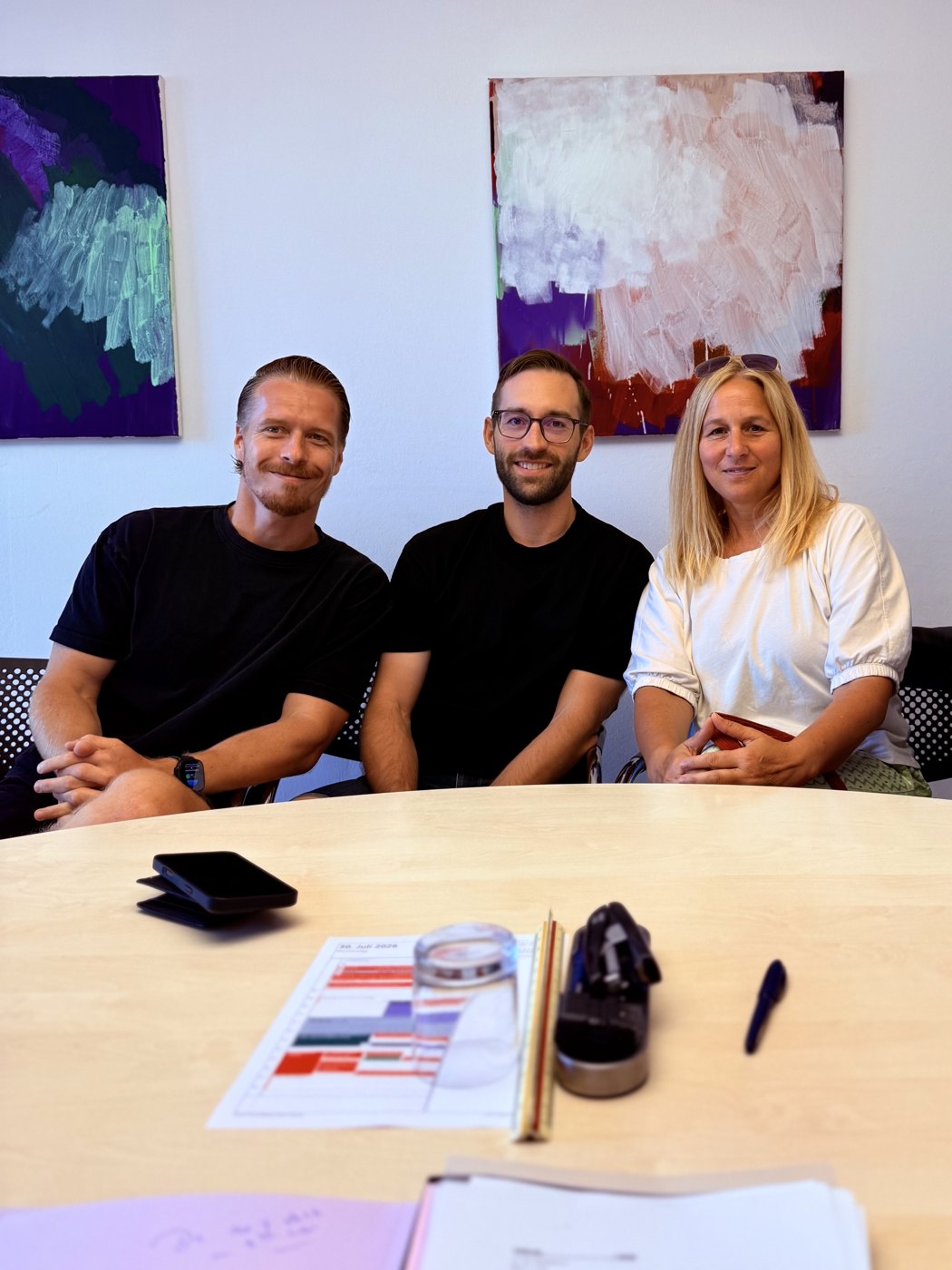 Christoph Herberth, Stefan Buntscheck und Regina Demleitner bei der Übergabe des VITAREA